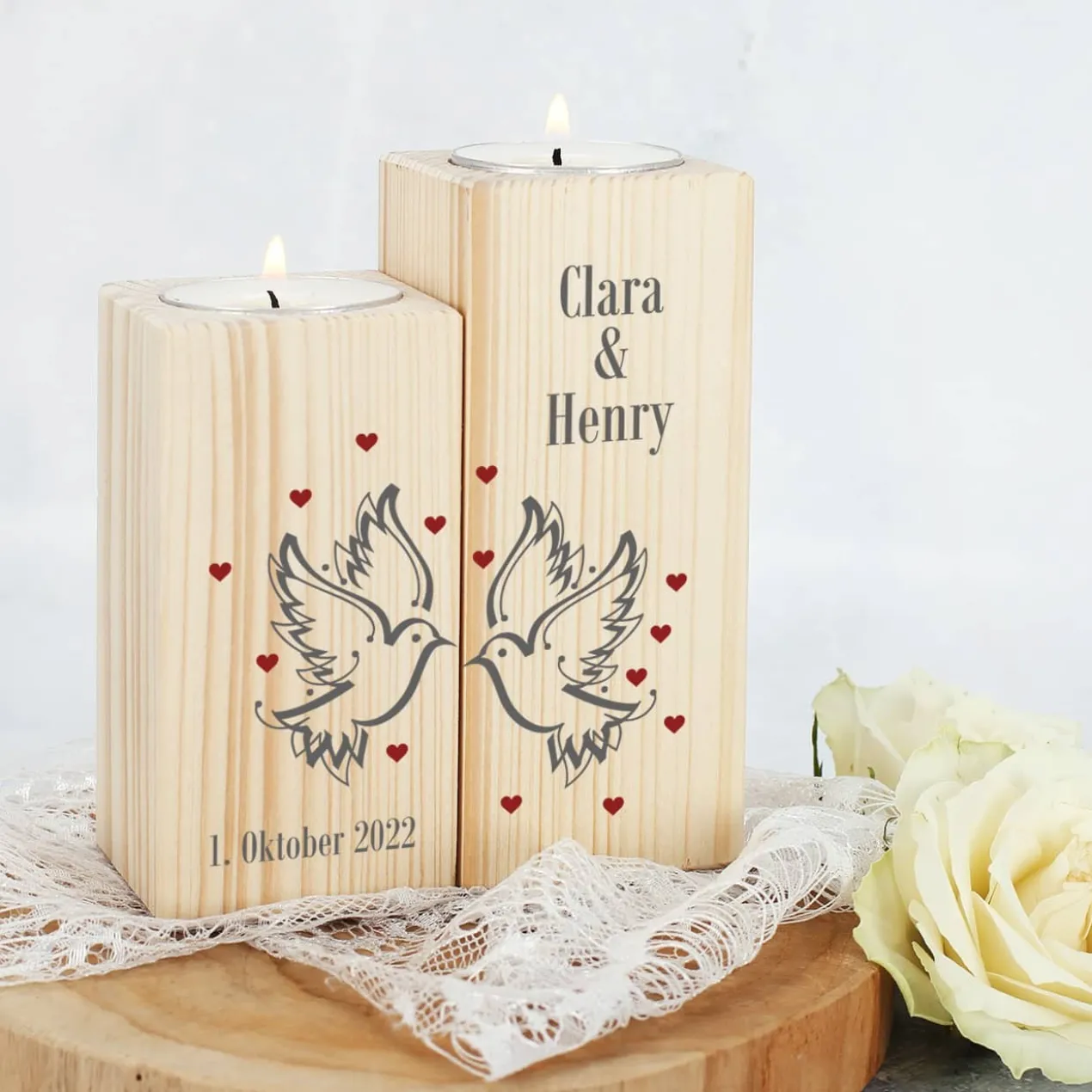 2er Set Teelichthalter aus Holz mit Tauben, Namen und Datum