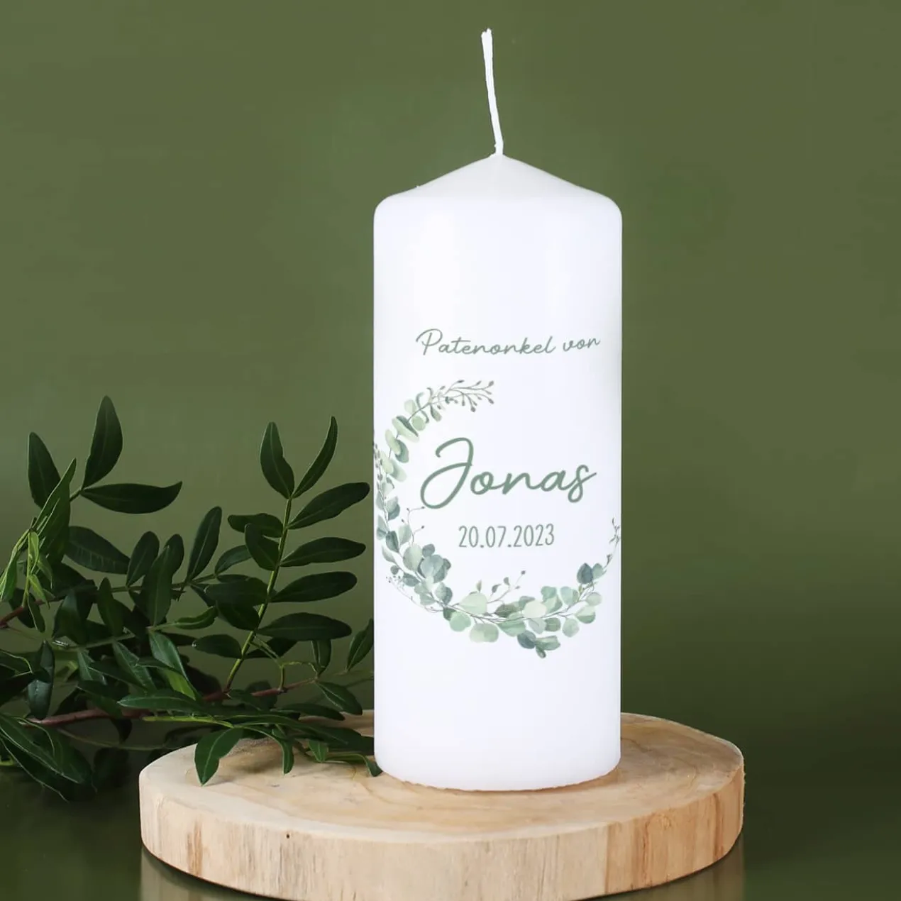 Eukalyptus Patenkerze mit Name, Datum und kurzem Wunschtext