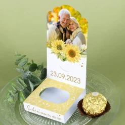 Faltaufsteller "Schön, dass du da bist" mit Sonnenblumen, persönlichem Foto und Datum