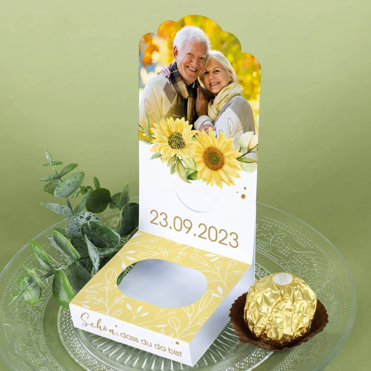 Faltaufsteller "Schön, dass du da bist" mit Sonnenblumen, persönlichem Foto und Datum