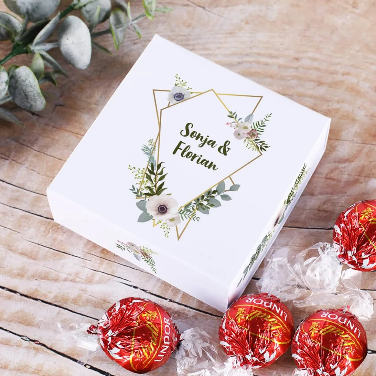 Faltschachtel zur Hochzeit mit 4 Lindorkugeln und Wunschnamen
