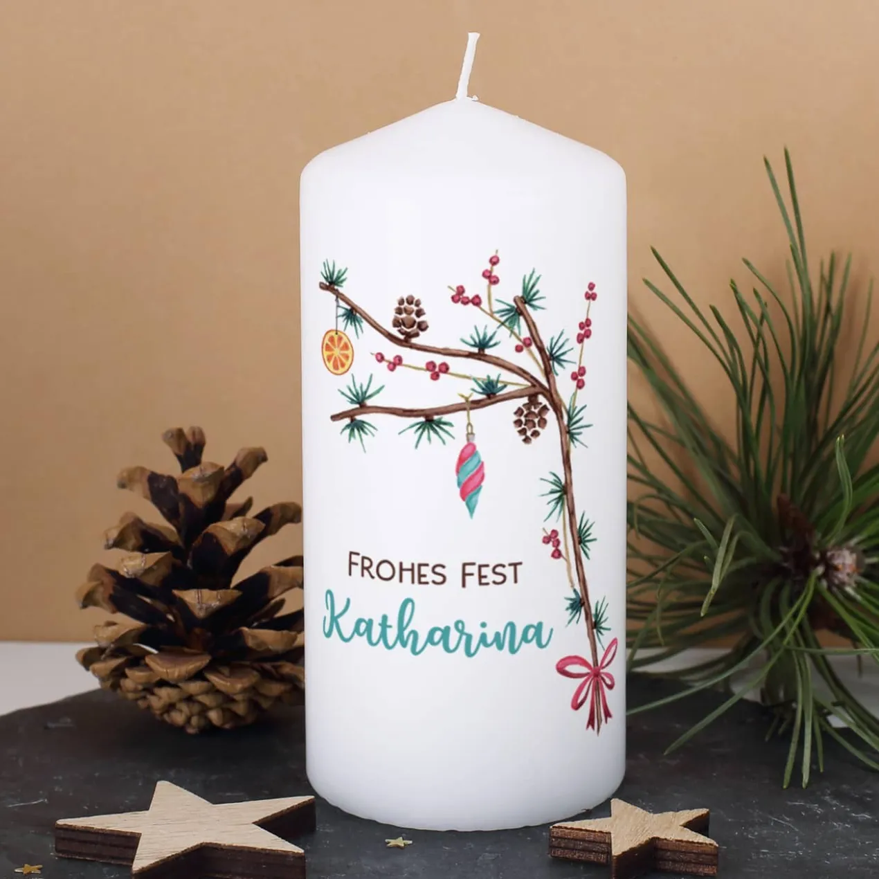 Festliche Weihnachts-Kerze mit Zweigen und Wunschtext