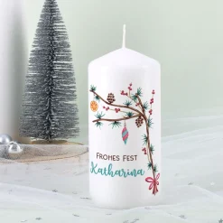 Festliche Weihnachts-Kerze mit Zweigen und Wunschtext