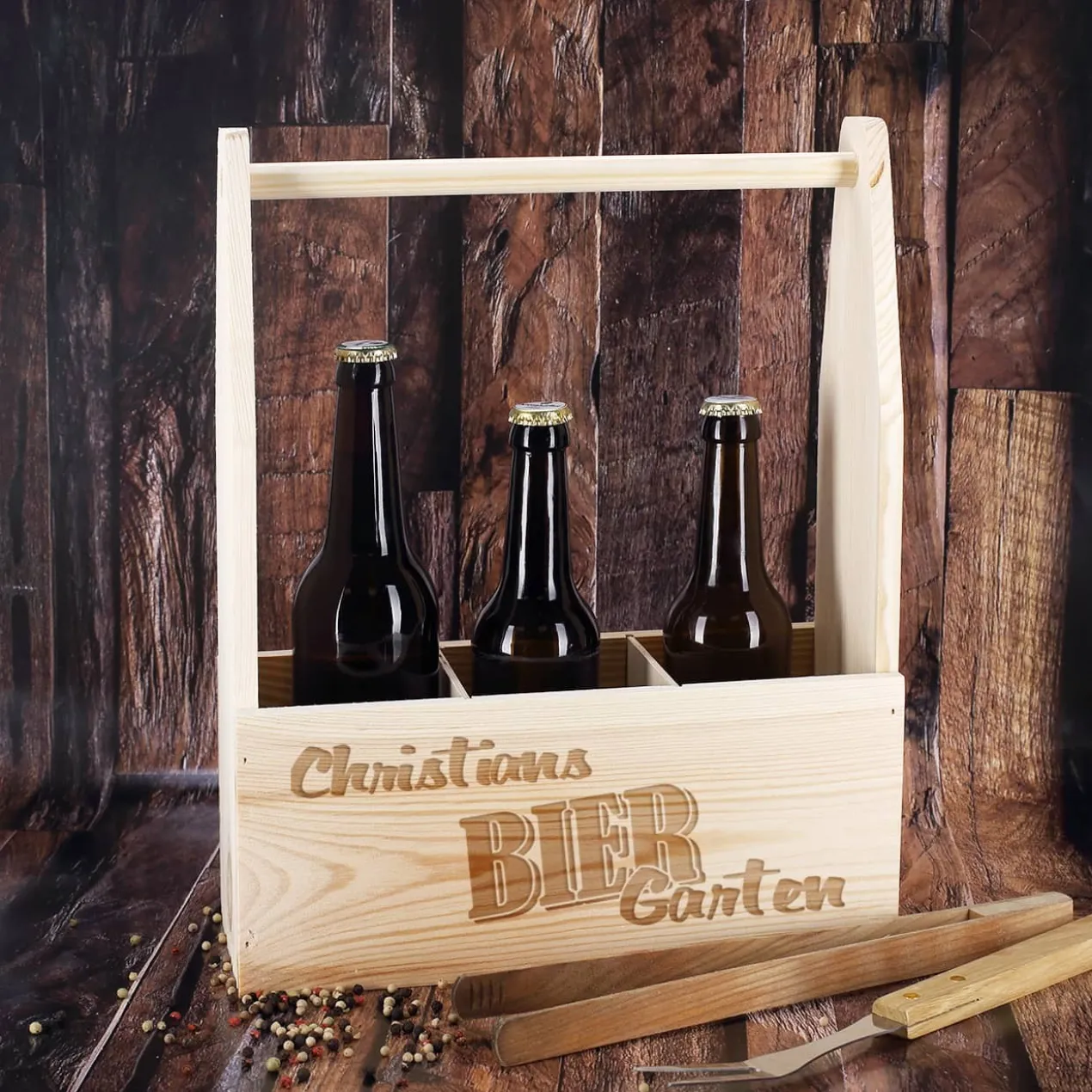 Flaschenträger als DIY Biergarten mit persönlicher Gravur