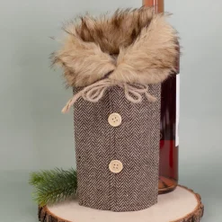 Flaschenverpackung in Mantel-Optik mit Pelzkragen