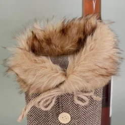 Flaschenverpackung in Mantel-Optik mit Pelzkragen