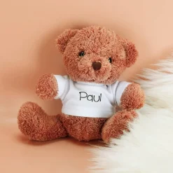 Flauschiger Kuschelbär mit Name auf weißem T-Shirt