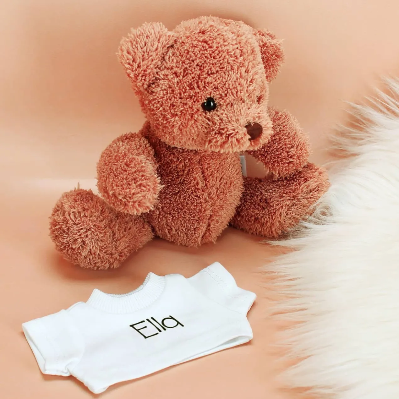 Flauschiger Kuschelbär mit Name auf weißem T-Shirt