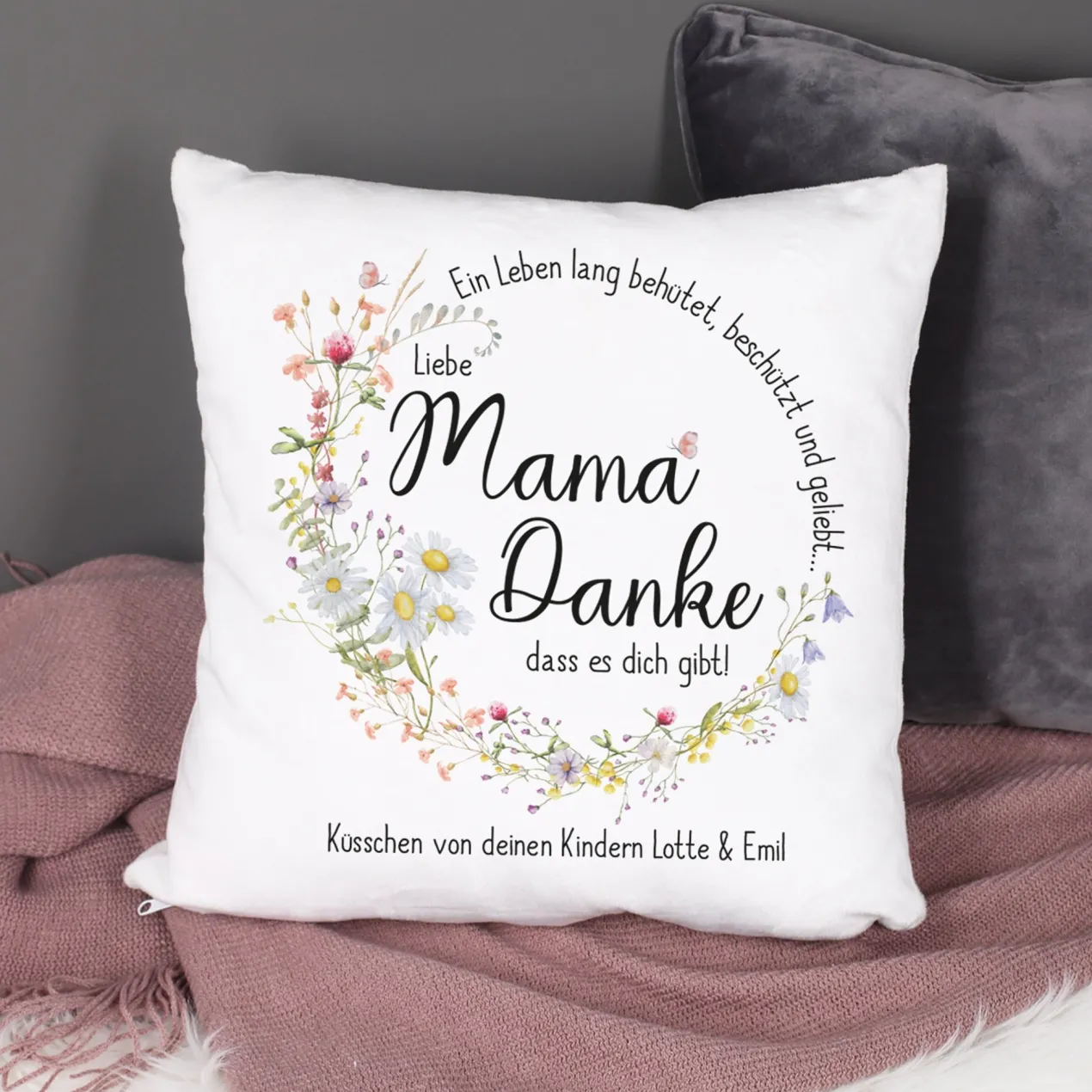 Flauschiges Kuschelkissen für Mama mit Wunschtext und Wiesenblumen Motiv