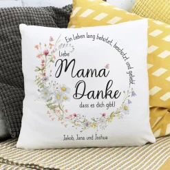 Flauschiges Kuschelkissen für Mama mit Wunschtext und Wiesenblumen Motiv
