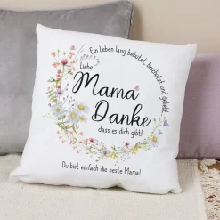 Flauschiges Kuschelkissen für Mama mit Wunschtext und Wiesenblumen Motiv