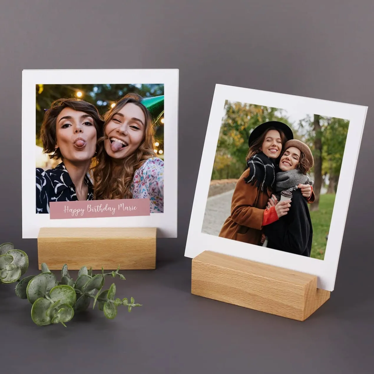 Fotoaufsteller mit 13 Fotos im Polaroid Stil
