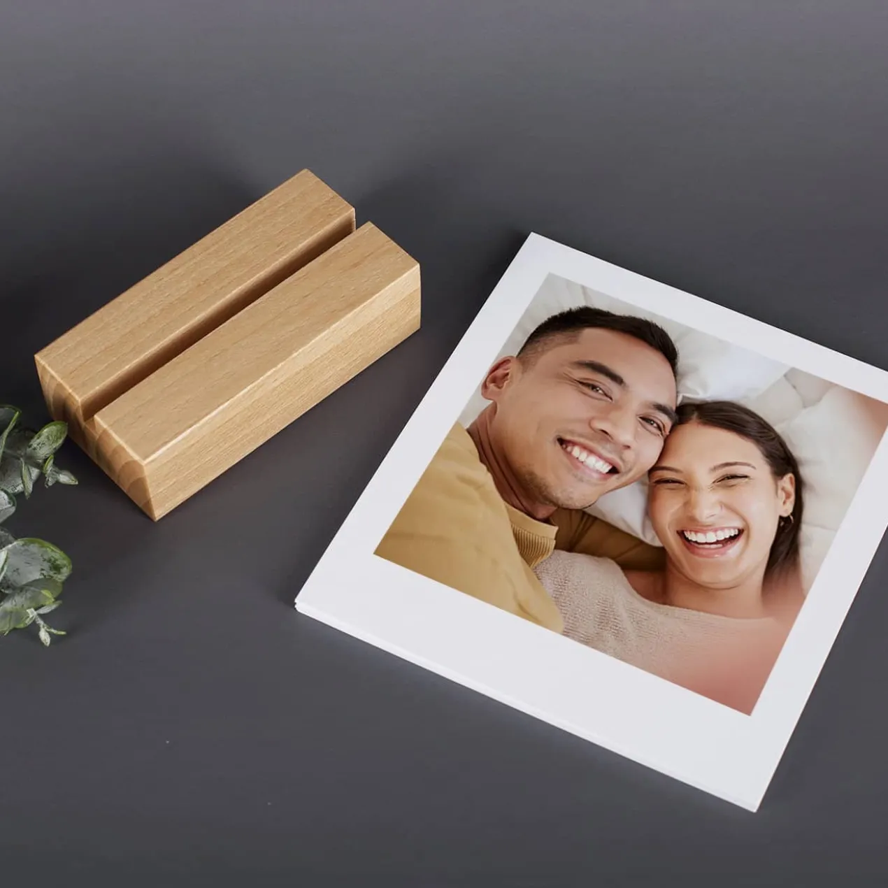 Fotoaufsteller mit 13 Fotos im Polaroid Stil