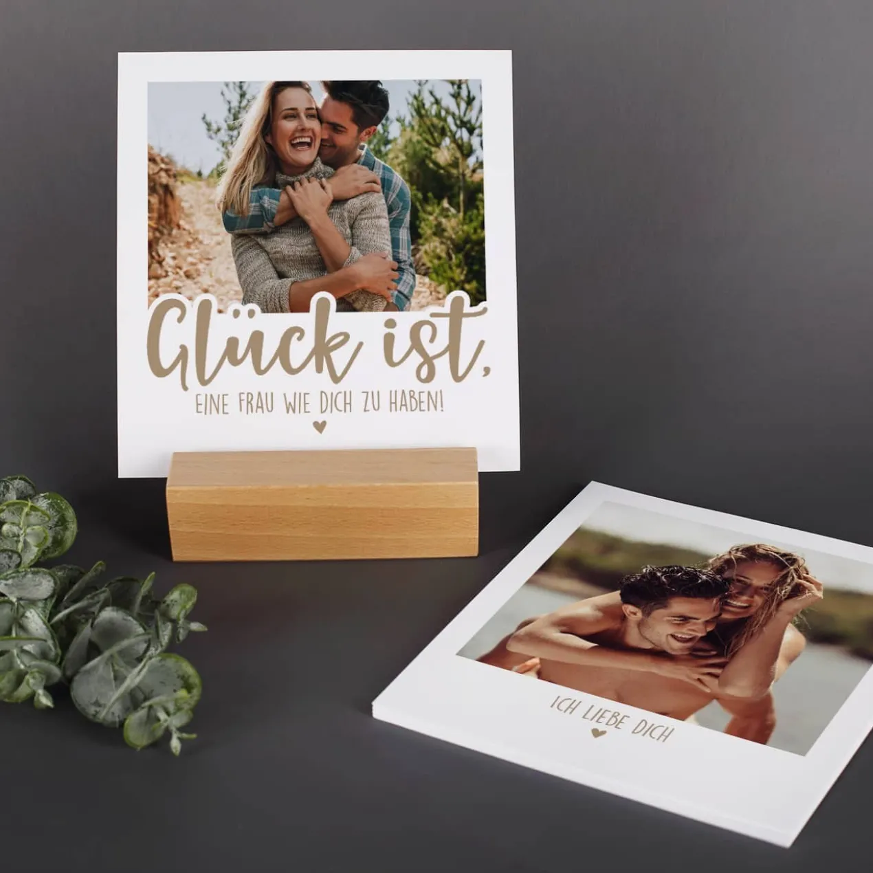 Fotohalter mit 13 Fotos inklusive Holzfuß
