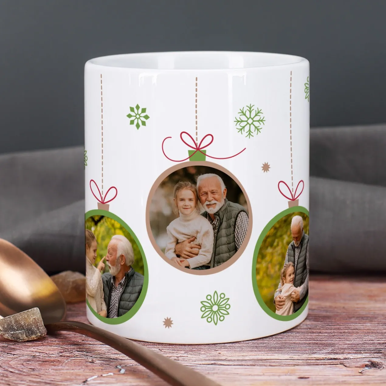 Fototasse mit Weihnachtskugel-Motiv in verschiedenen Farben