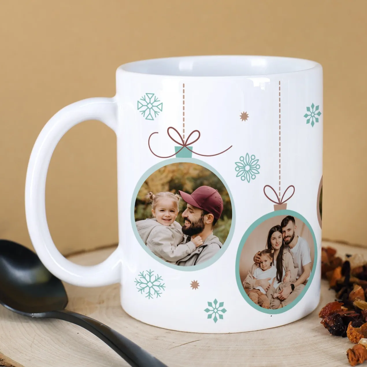Fototasse mit Weihnachtskugel-Motiv in verschiedenen Farben