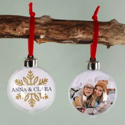 Foto-Weihnachtskugel mit Schneeflockenmotiv und Wunschtext