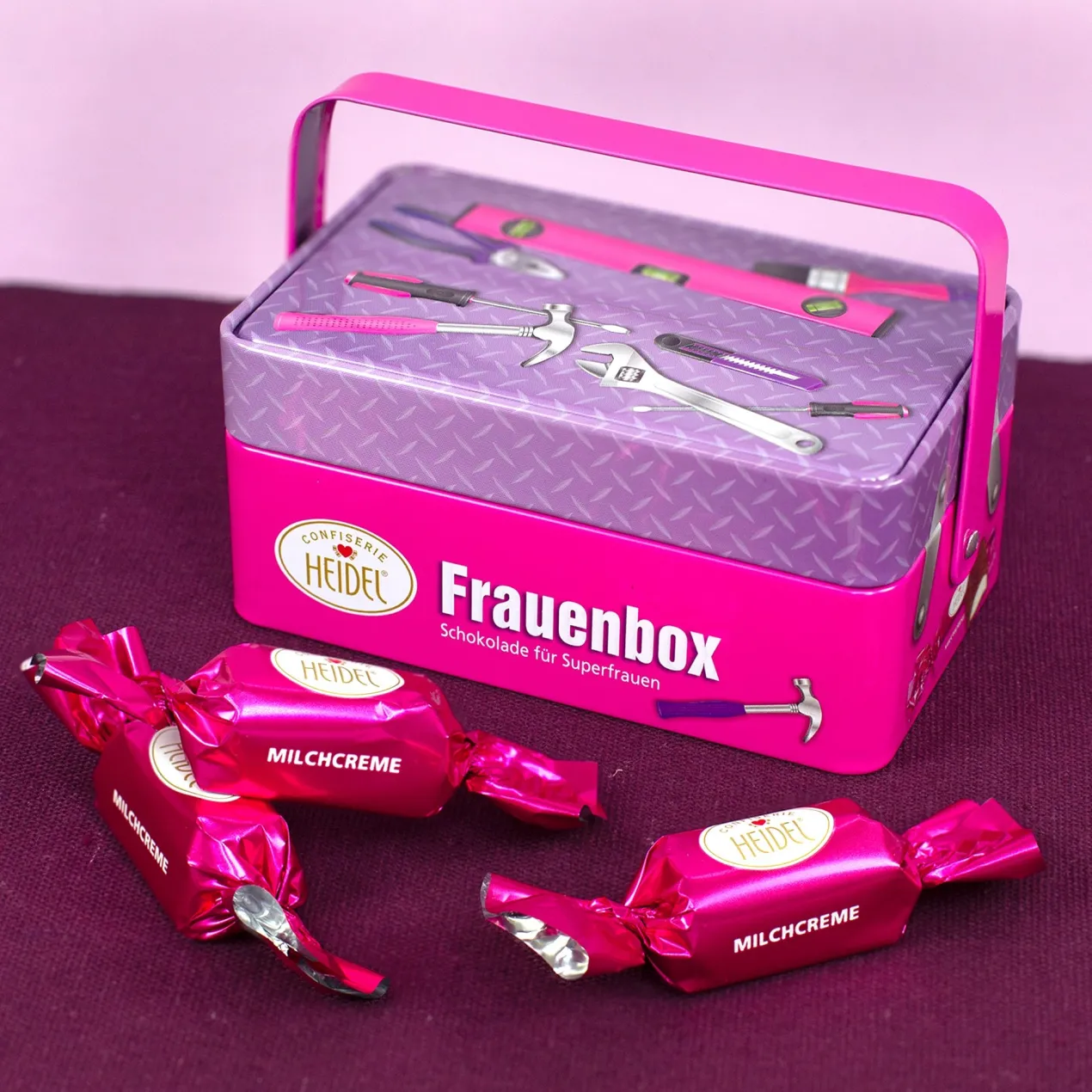 Frauenbox mit Schokolade im Werkzeugkasten