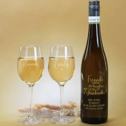 Freunde sind ein Geschenk - Wein Geschenkset mit gravierter Weinflasche und zwei Weingläsern