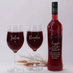 Freunde sind ein Geschenk - Wein Geschenkset mit gravierter Weinflasche und zwei Weingläsern