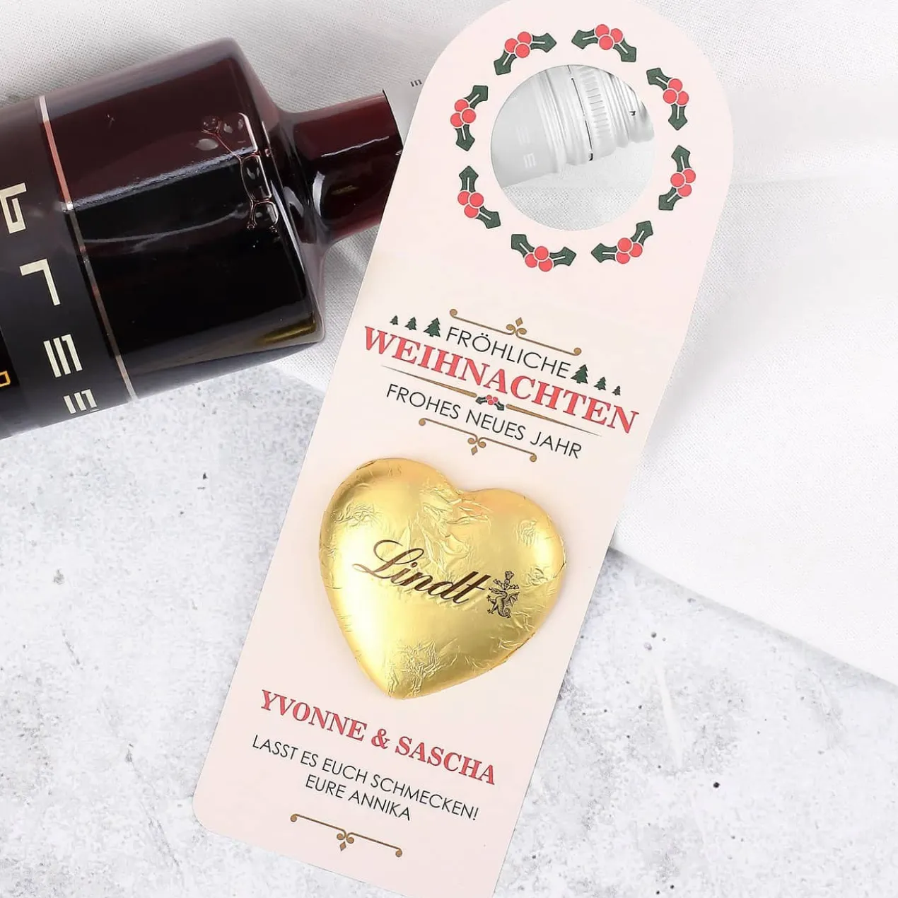 Fröhliche Weihnachten - Flaschenanhänger mit Lindt und Wunschname