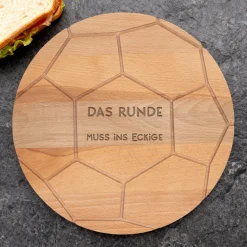 Frühstücksbrettchen aus Buchenholz im Fußballdesign mit Wunschtext personalisiert | Fußballgeschenk