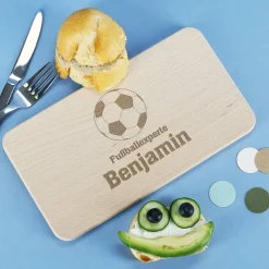 Frühstücksbrettchen mit Fußball, Name und Wunschtext graviert