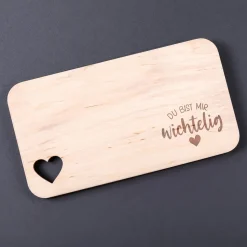 Frühstücksbrettchen mit Herzmotiv 'Du bist mir wichtelig' aus Erlenholz | Weihnachtsgeschenk