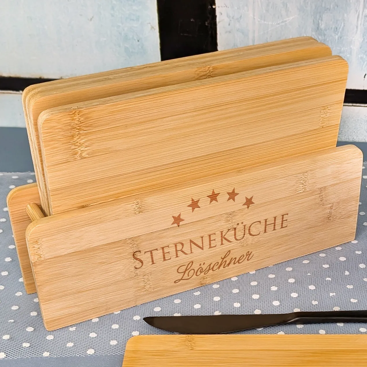 Frühstücksbrettchen-Set aus Bambus mit Ständer personalisiert mit Name | STERNEKÜCHE-Motiv
