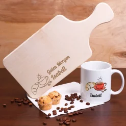 Frühstücksset mit Tasse und Brettchen um den Tag zu verschönern