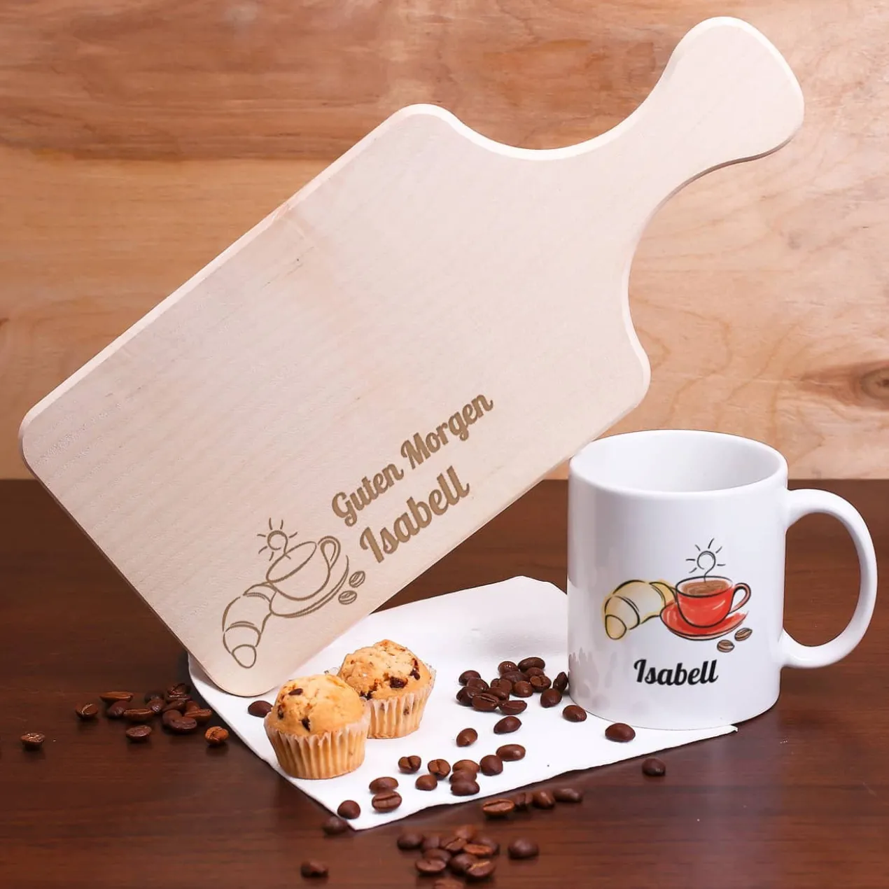 Frühstücksset mit Tasse und Brettchen um den Tag zu verschönern