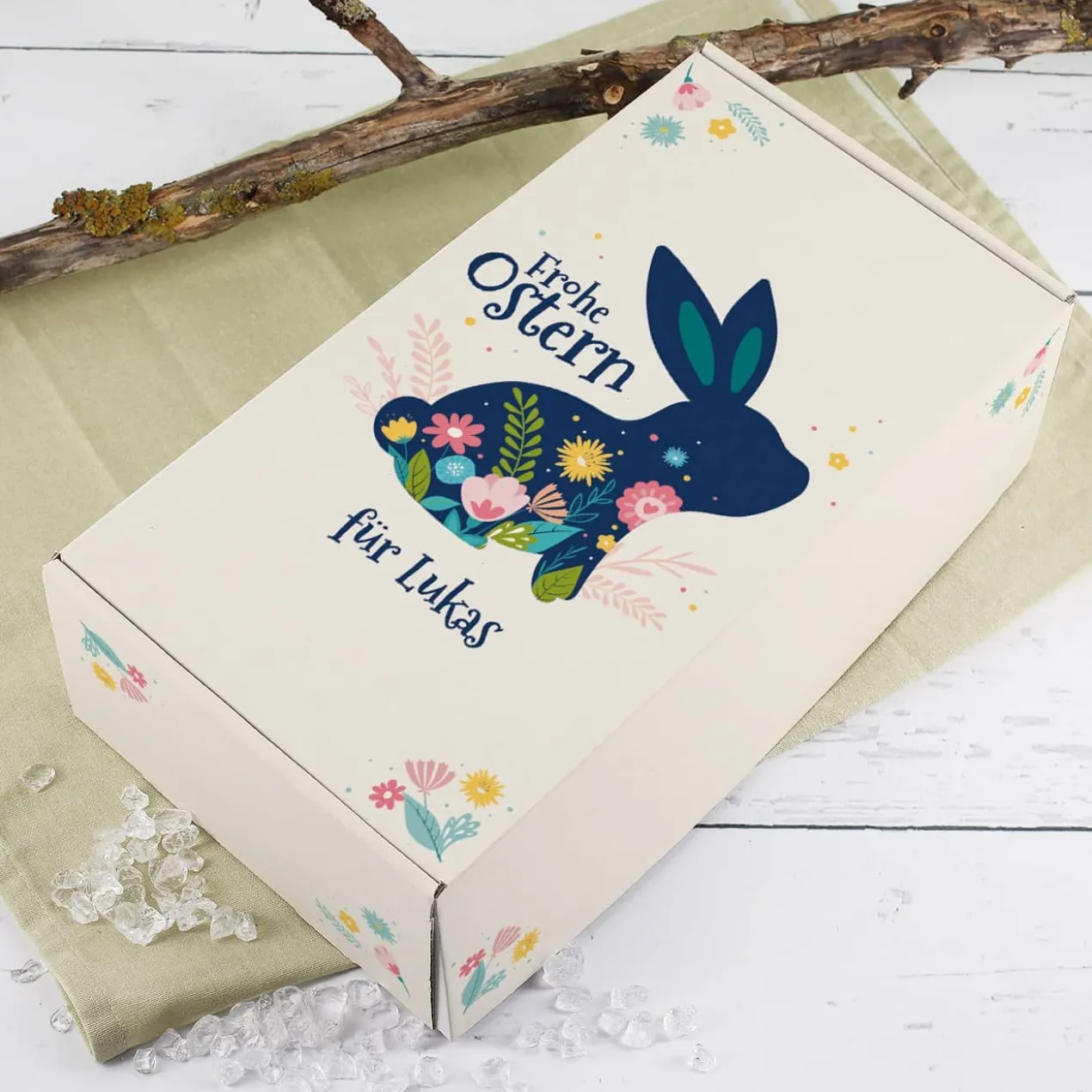 Frohe Ostern - Geschenkbox mit Hase, Blüten, Wunschtext und Holzwolle