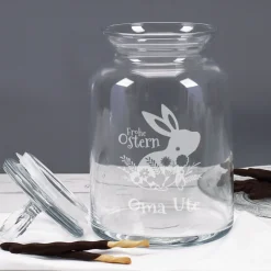Frohe Ostern - gravierte Glasdose mit Osterhasenmotiv, Frühlingsblumen und Ihrem Wunschnamen