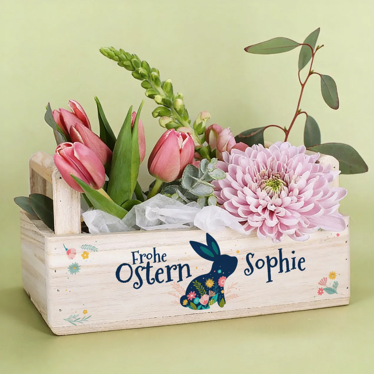 Frohe Ostern - Holzkiste mit Osterhase, Blüten und Name