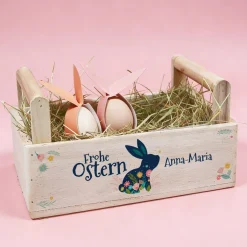 Frohe Ostern - Holzkiste mit Osterhase, Blüten und Name