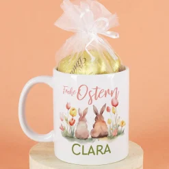 Frohe Ostern - Tasse mit Hasen, Blumen, Name - gefüllt mit Lindt Schokoherzen
