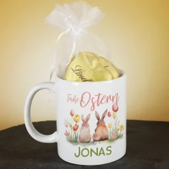 Frohe Ostern - Tasse mit Hasen, Blumen, Name - gefüllt mit Lindt Schokoherzen