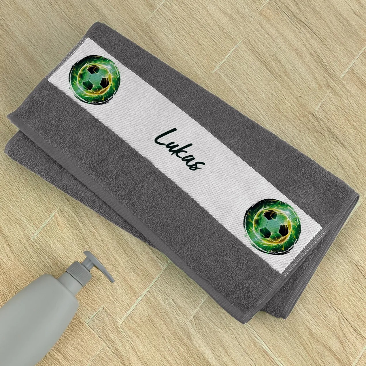Fußballer - Handtuch personalisiert mit Name und Fußball-Motiv in Anthrazit | 50x100 cm