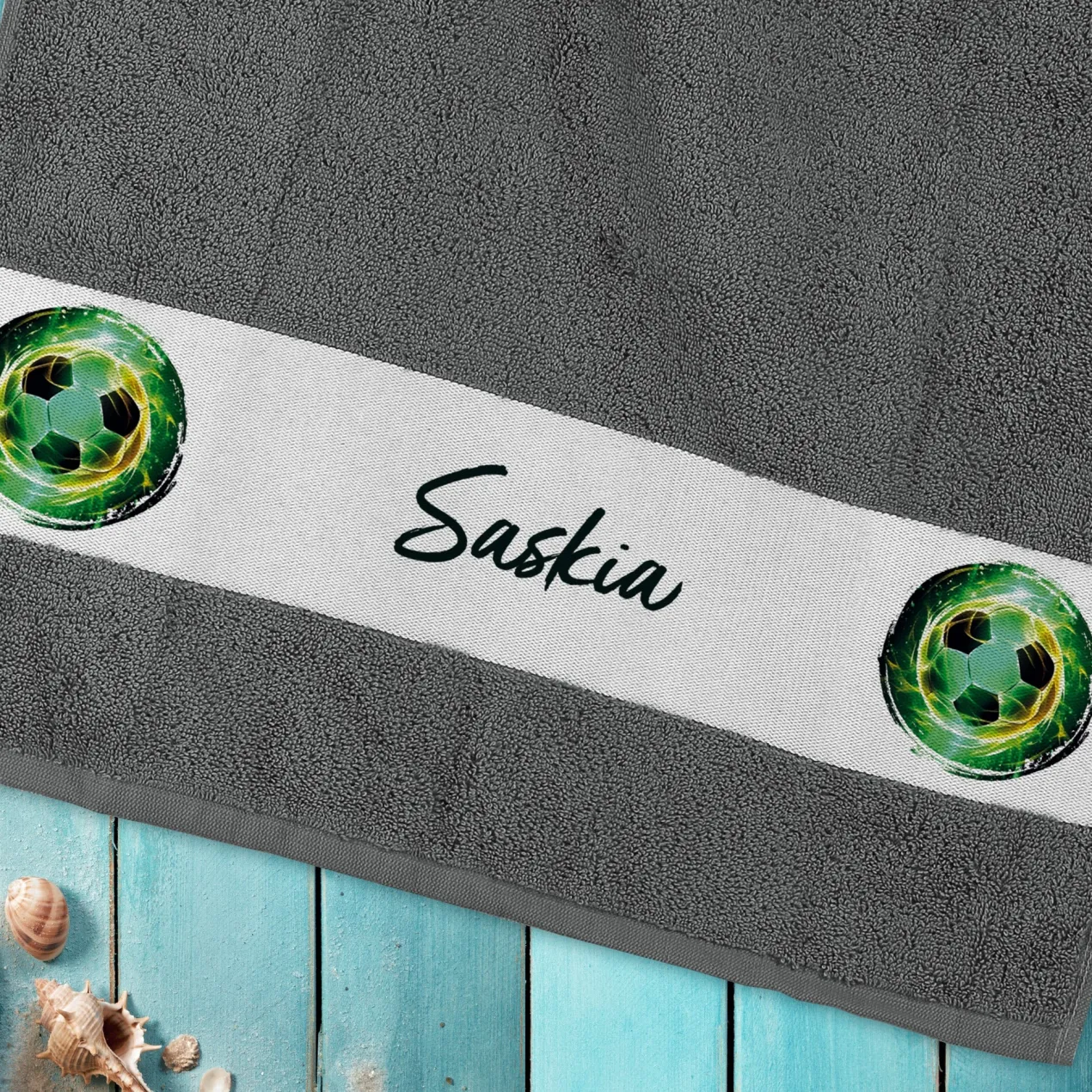 Fußballer - Handtuch personalisiert mit Name und Fußball-Motiv in Anthrazit | 50x100 cm