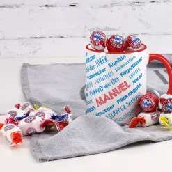 Fußballtasse für Bayern Fans mit Süßigkeiten gefüllt