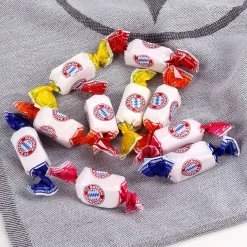 Fußballtasse für Bayern Fans mit Süßigkeiten gefüllt