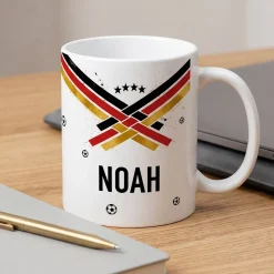 Fußball Tasse mit Name und Deutschland Flagge Schwarz Rot Gold | Geschenk für Fußballer zur WM & EM