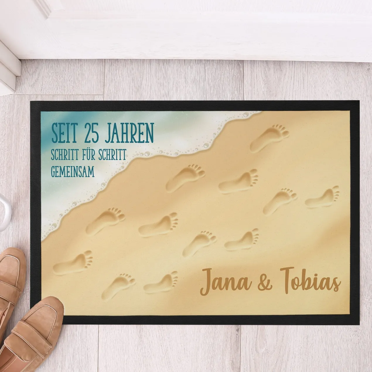 Fußmatte zur Silberhochzeit mit Fußspuren im Sand