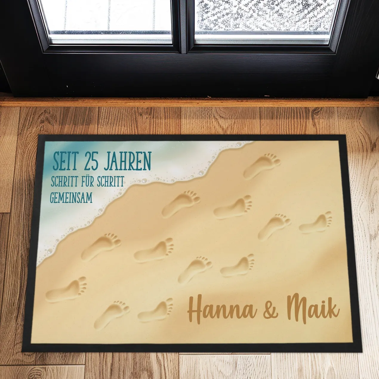 Fußmatte zur Silberhochzeit mit Fußspuren im Sand