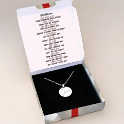 Geburtsblumen-Halskette mit Name graviert in weihnachtlicher Geschenkbox
