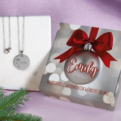 Geburtsblumen-Halskette mit Name graviert in weihnachtlicher Geschenkbox