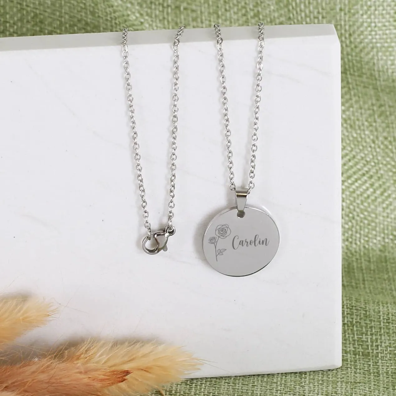 Geburtsblumen-Halskette mit Name in persönlicher Geschenkbox