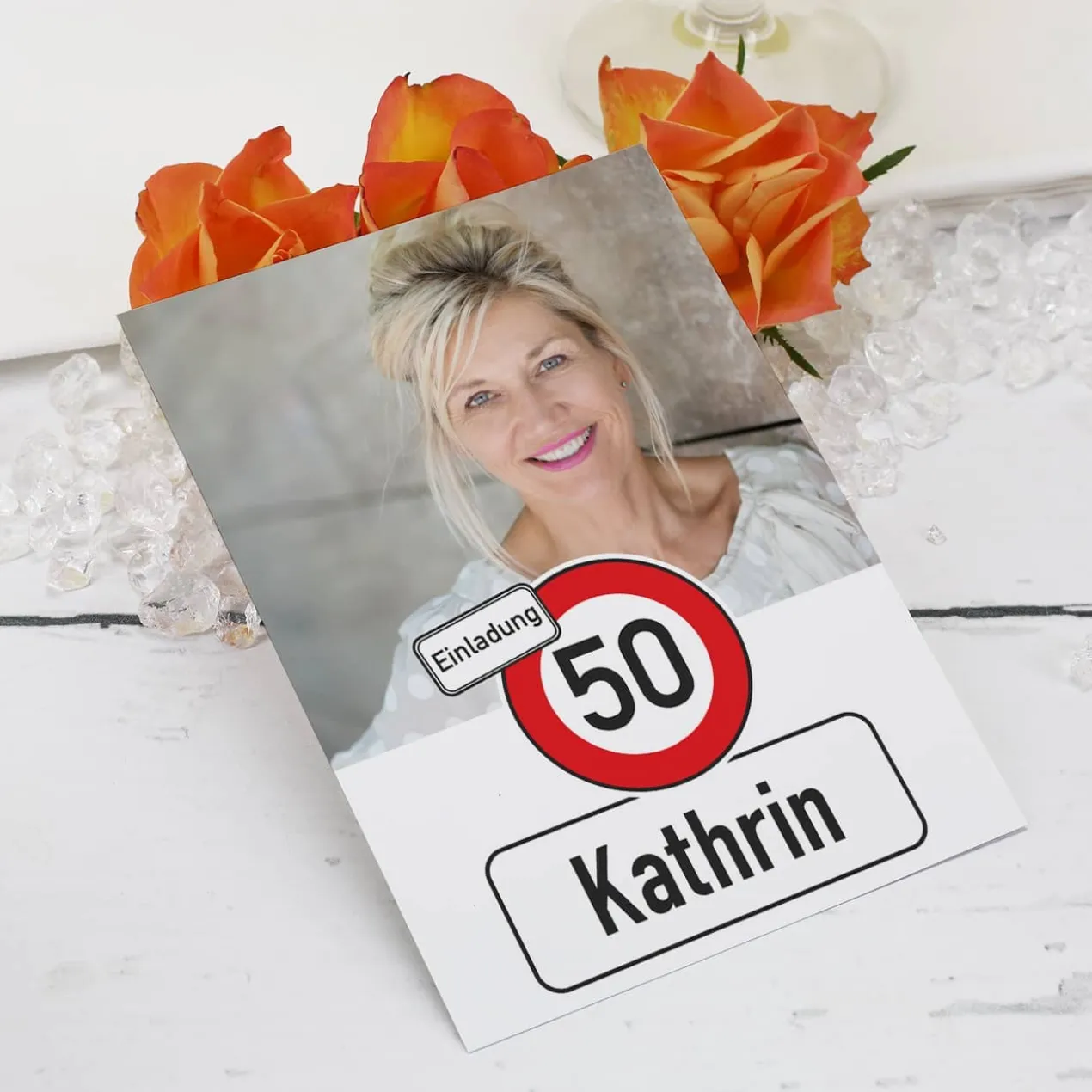 Geburtstagseinladung mit Ihrem Foto und Alter im Verkehrszeichen