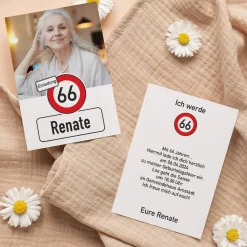 Geburtstagseinladung mit Ihrem Foto und Alter im Verkehrszeichen