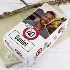 Geburtstags-Geschenkbox mit Verkehrszeichen, Foto, Alter & Name